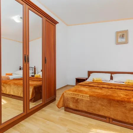 With Parking Space - Makarska - 6820